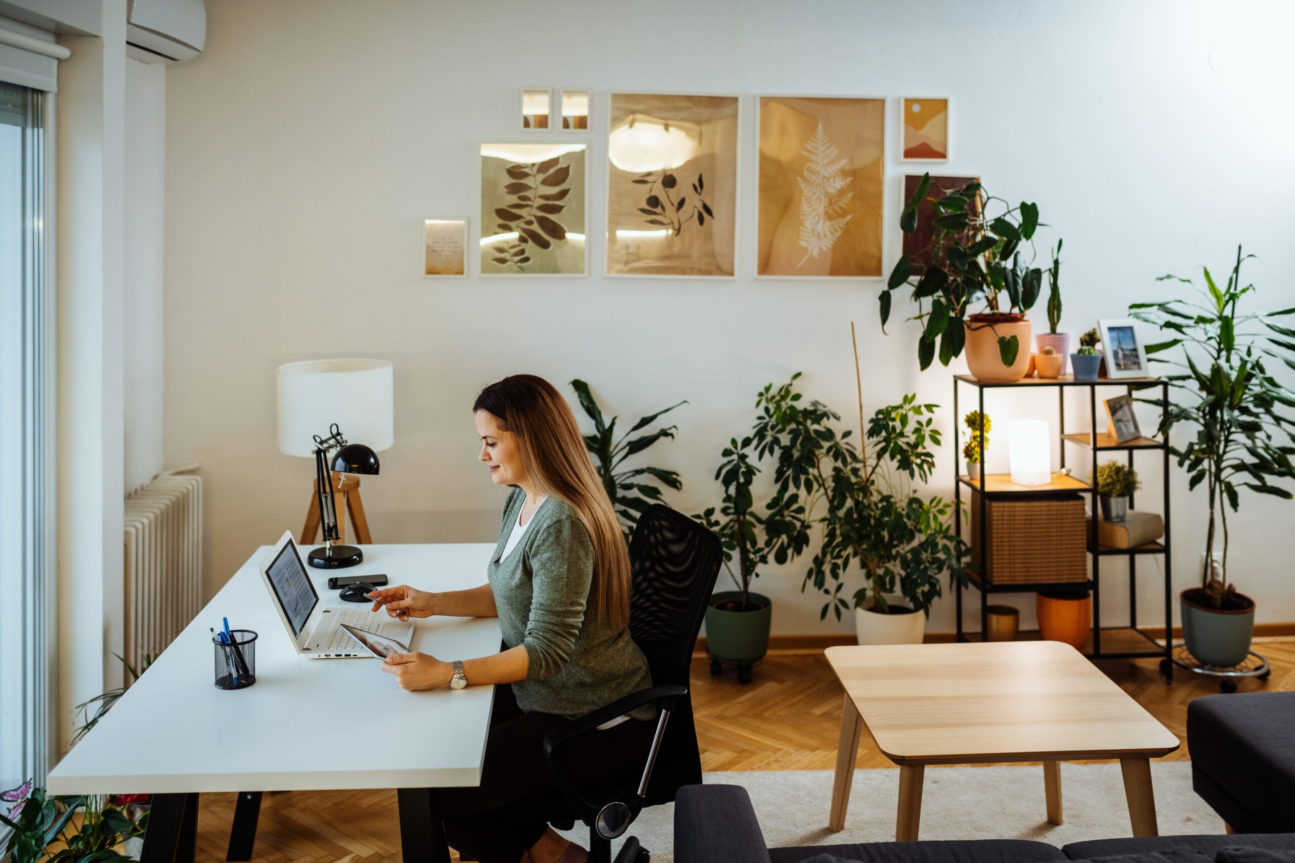 Hybrid working woman working from home