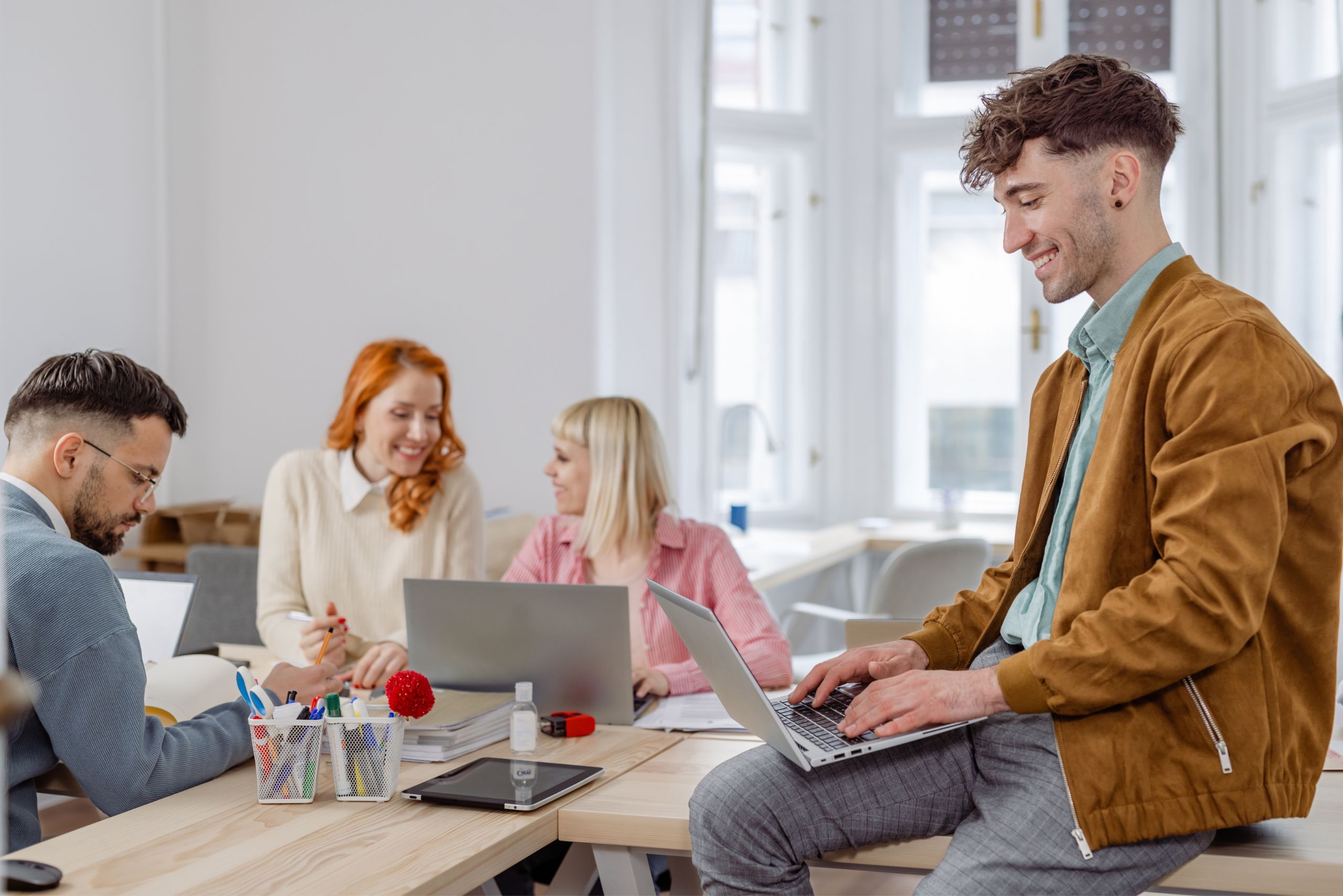 Group employees in a flexible working environment